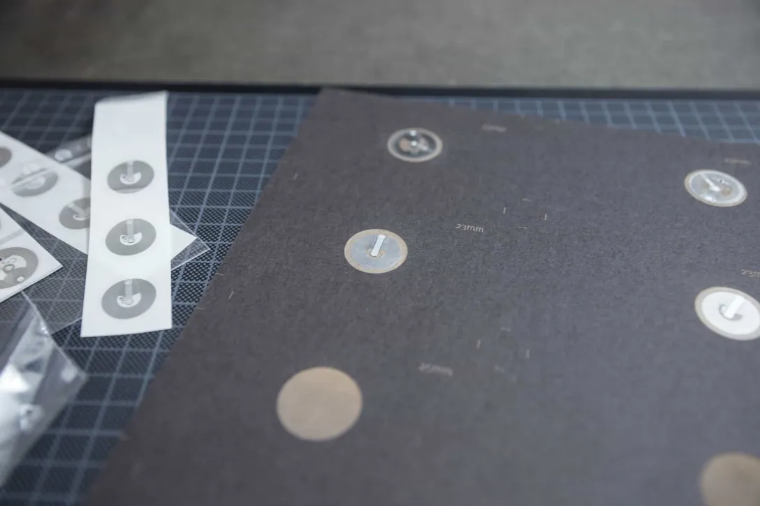 Druckmarke, Schnittzeichen, Farbe, Position, Qualität, Druckwesen, Near Field Communication, NFC, Laser-Gravur