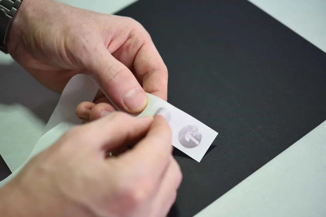 Prozess, Arbeit, Tag, Aufkleber, Sticker, Speicherung Daten, HighTech-Herz, Folienschnitt, NFC-Chip