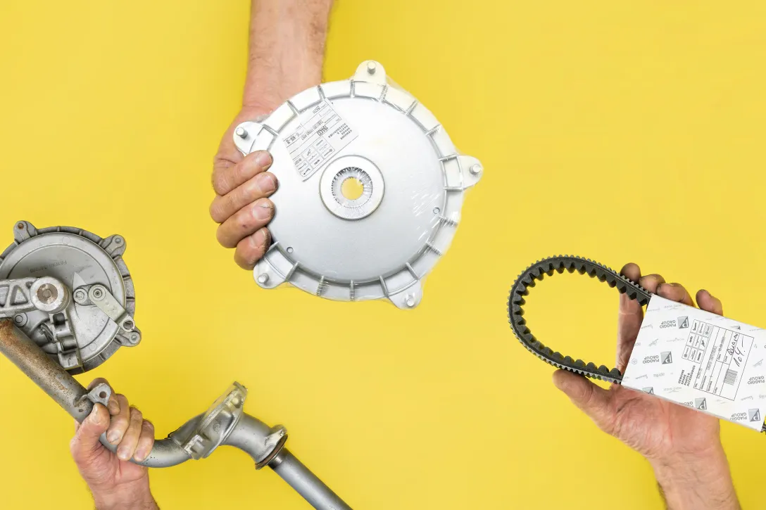 Ersatzteile, Austausch, Hände, Gelb, Vespa, Piaggio, Reparatur