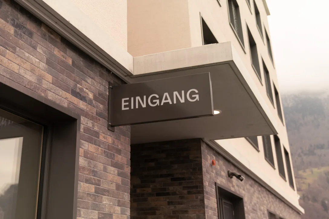 Aussenbeschriftung, Leitsystem, Signaletik, Eingang, Besucherführung