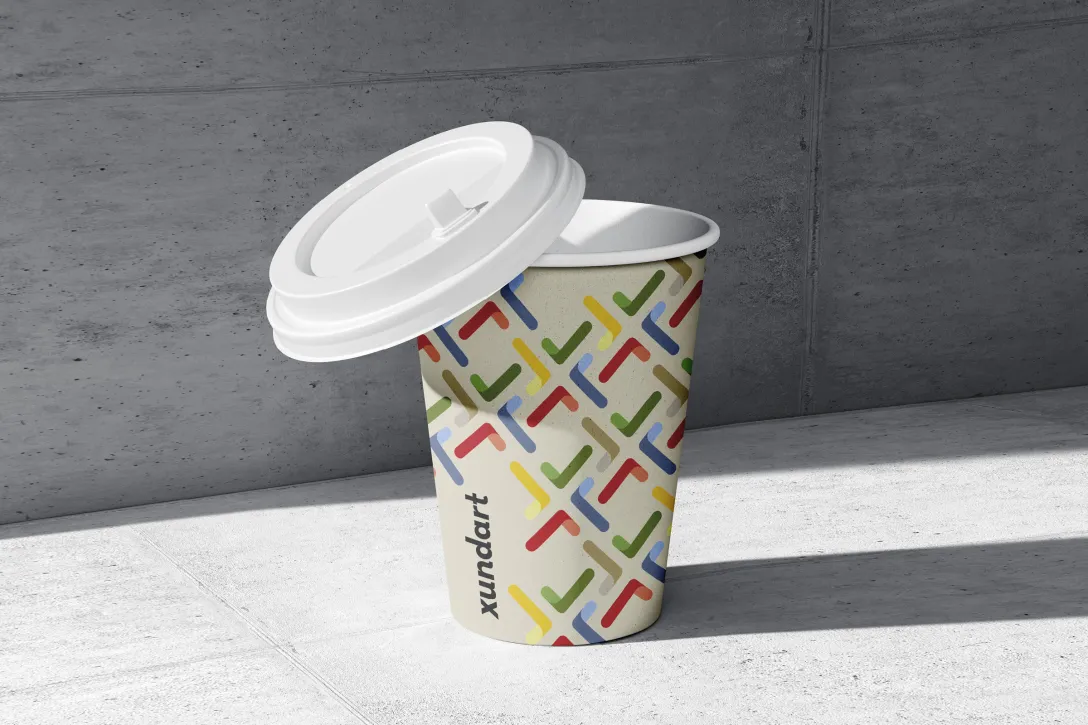 Kaffeebecher aus Karton, Logorapport, Muster, bunt, fröhlich, einladend