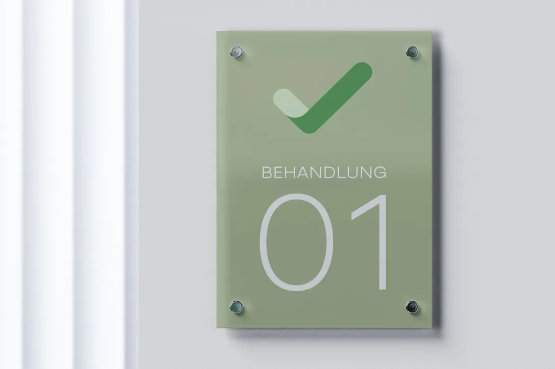 Signaletik, Sprechzimmer-Tafel, Raumbeschriftung, gut lesbar, harmonisch, warme Farbgebung