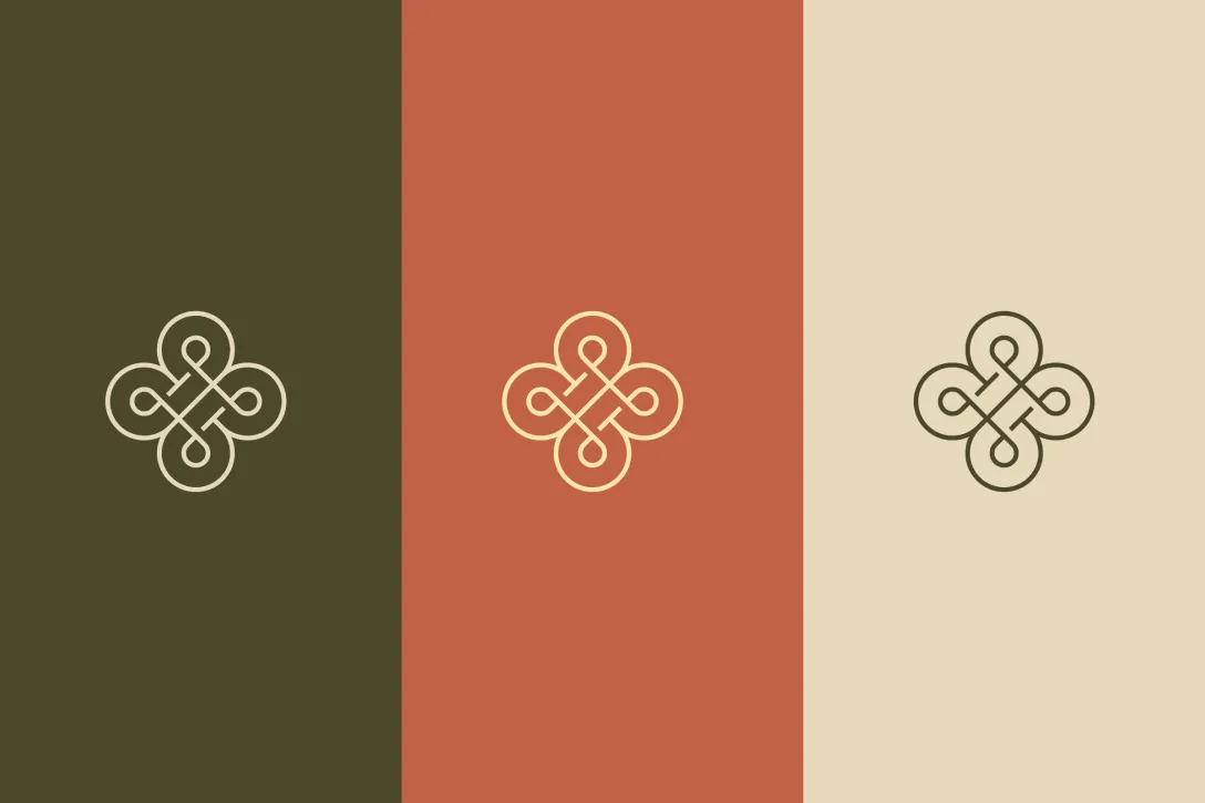 Drei Varianten des symmetrischen Knotenlogos auf unterschiedlichen Farbflächen, konsistentes Markenmotiv im Corporate Design