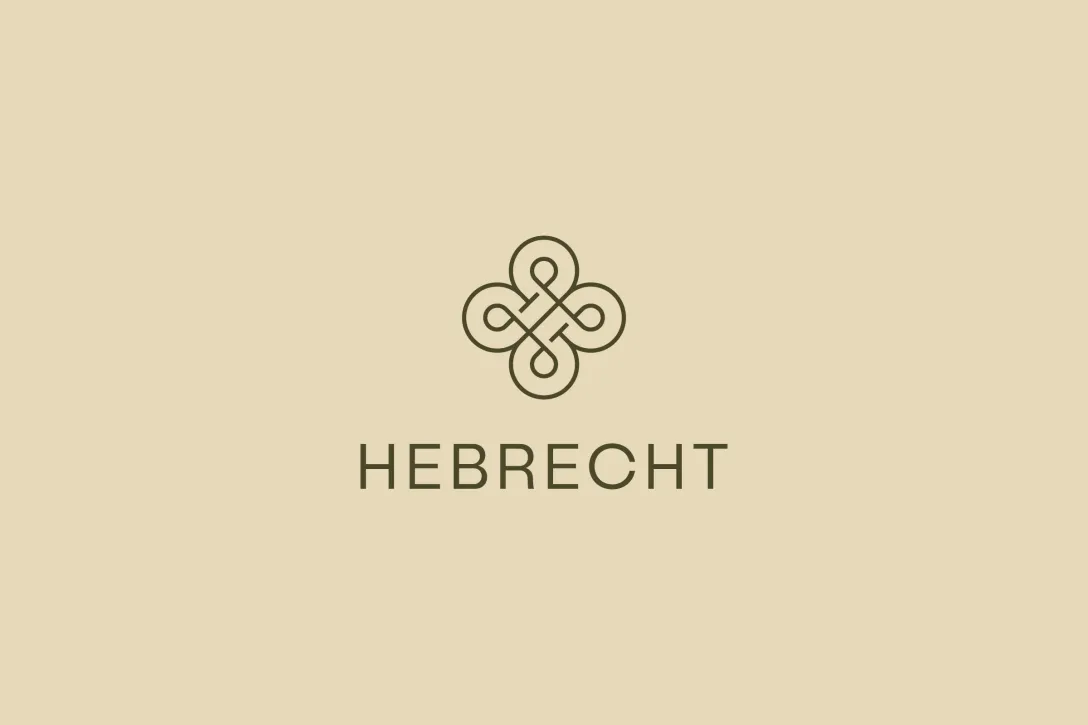 Wort-Bild-Marke Hebrecht mit symmetrischem Knotenlogo auf hellem Hintergrund, reduzierte Markenanwendung im Corporate Design