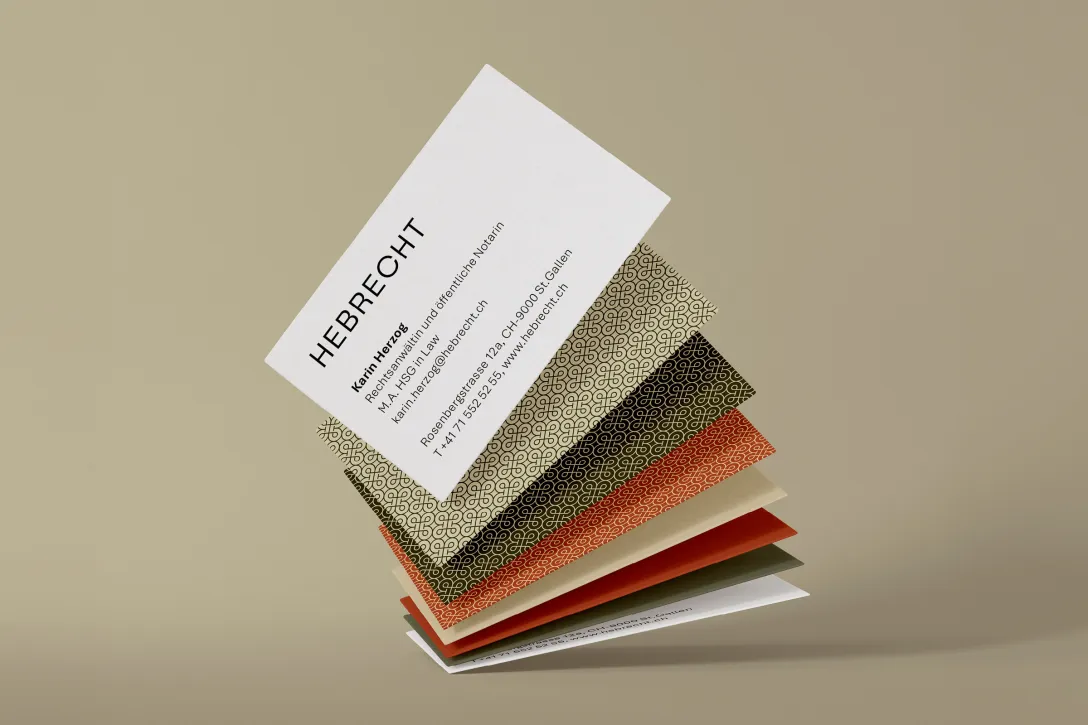 Gestapelte Visitenkarten mit ornamentalen Mustern in mehreren Farbvarianten, reduzierte Typografie, konsistentes Corporate Design