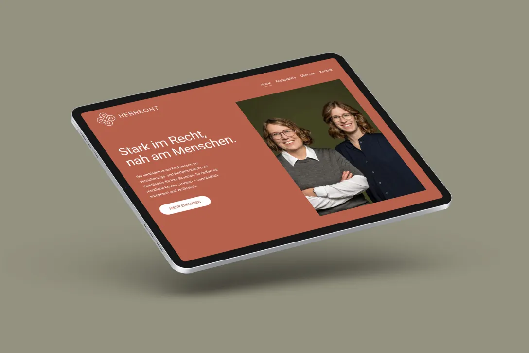 Tablet-Ansicht der Kanzlei-Website mit Startseite, klarer Typografie, Bildbereich und Call-to-Action im responsiven Webdesign