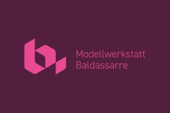 Markenentwicklung Modellwerkstatt – Präzision als Zeichen Markenzeichen der Modellwerkstatt Baldassarre – reduziertes Logo in Pink mit geometrischem Sechseck-Design auf dunklem Hintergrund